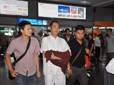 Ông Khai dùng một chiếc áo che còng số 8 ở chốn đông người