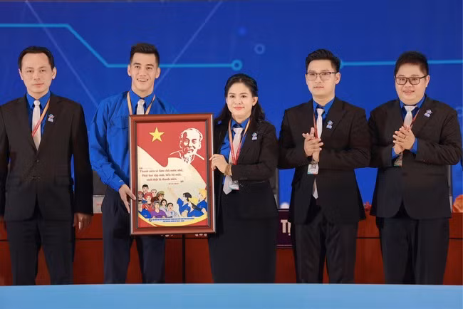 Ngoài bóng đá, chàng tiền đạo muốn làm điều gì đó, góp phần nhỏ của mình để lan tỏa những việc làm ý nghĩa, giúp đỡ những hoàn cảnh khó khăn vươn lên trong cuộc sống.