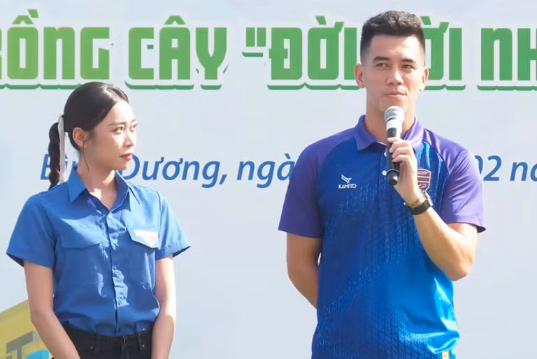 Ngoài bóng đá, chàng tiền đạo muốn làm điều gì đó, góp phần nhỏ của mình để lan tỏa những việc làm ý nghĩa, giúp đỡ những hoàn cảnh khó khăn vươn lên trong cuộc sống.