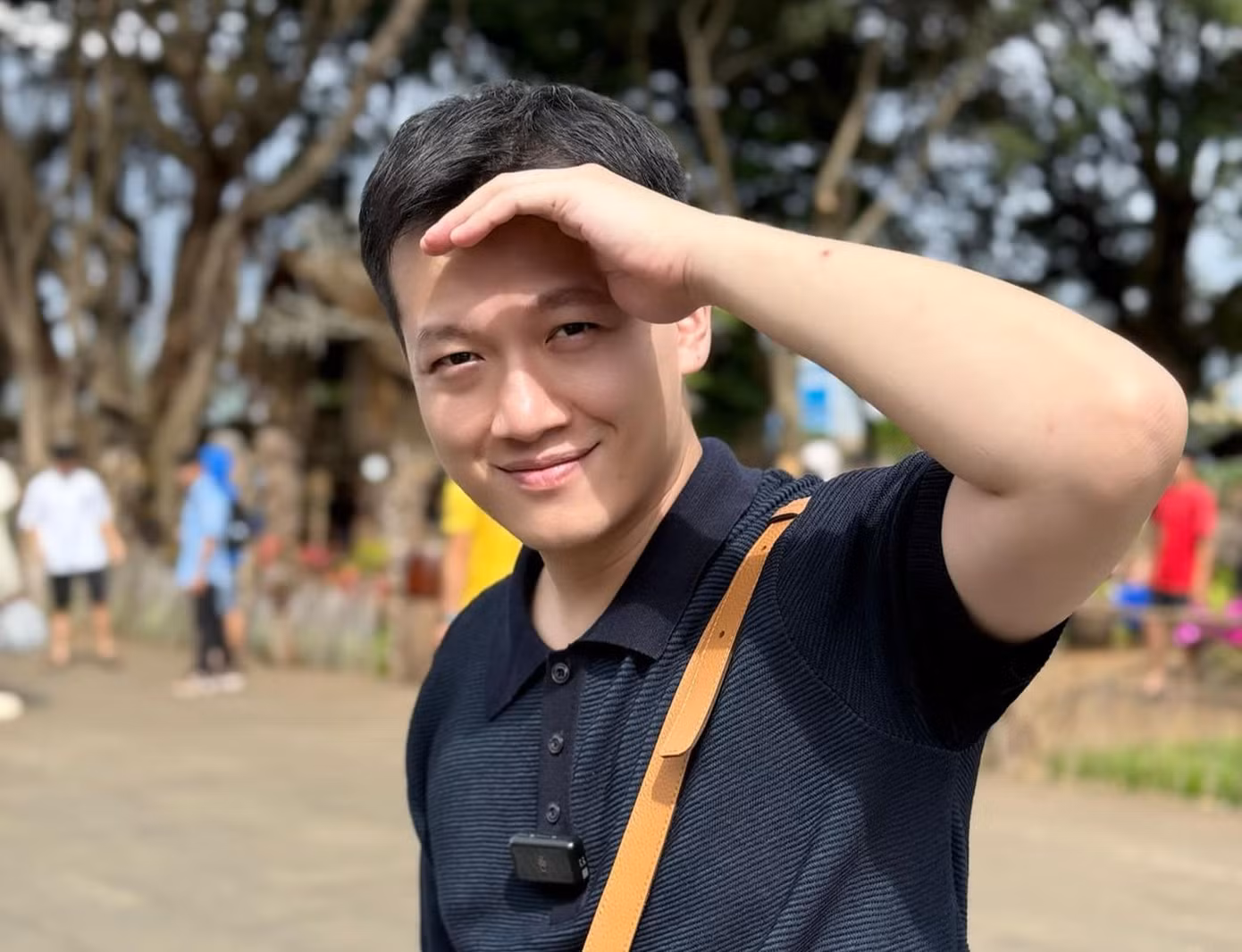 MC Trần Ngọc đã check-in tại điểm cầu Gia Lai từ rất sớm. Đây là năm đầu tiên địa phương có thí sinh lọt vào chung kết Đường lên đỉnh Olympia. Ảnh: Fanpage Đường lên đỉnh Olympia