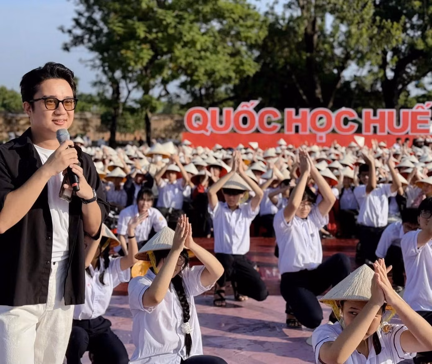 Tại điểm cầu Quảng trường Ngọ Môn (Thừa Thiên - Huế), MC Sơn Lâm cùng các thầy cô giáo, học sinh đang tổng duyệt chương trình và sẵn sàng hô vang các khẩu hiệu cổ vũ cho thí sinh Võ Quang Phú Đức (Trường THPT Chuyên Quốc Học Huế) tại chung kết Olympia năm nay. Ảnh: fanpage Đường lên đỉnh Olympia