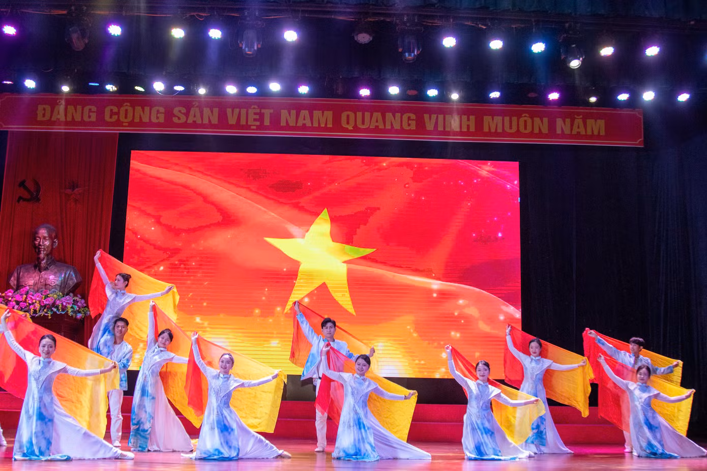 Các tiết mục văn nghệ đặc sắc mở đầu chương trình.