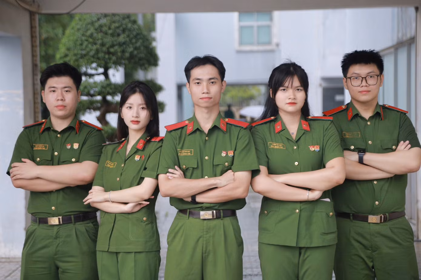 Học viên Võ Thu Hằng (thứ 2 từ trái sang) - Bí thư Chi đoàn B2QLHC-D31S, Trường Đại học Cảnh sát nhân dân.