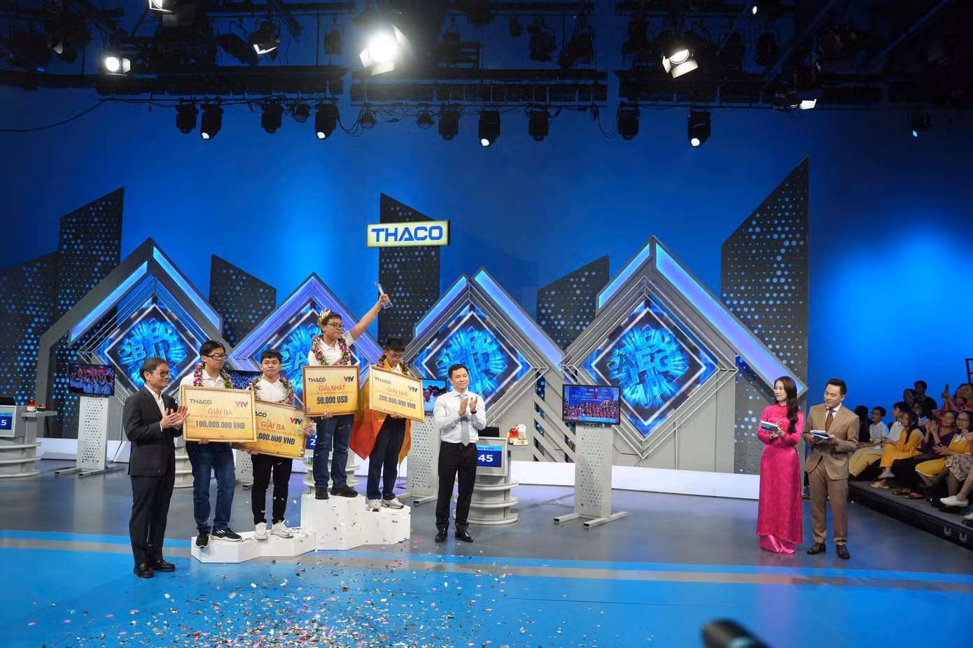 Kết thúc chương trình, MC Khánh Vy chia sẻ: "Hành trình vượt chông gai của 4 nhà leo núi đã hoàn thành. Dù kết quả ra sao thì cả 4 chàng trai đều là niềm tự hào của quê hương, của đất nước".