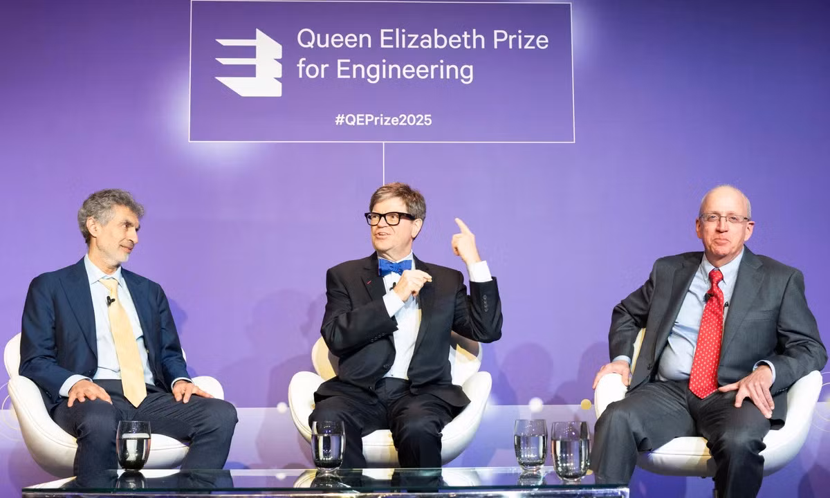 GS. Yoshua Bengio, GS. Yann LeCun và TS. Bill Dally (từ trái qua) là ba trong số 7 nhà khoa học được vinh danh tại Giải thưởng Nữ hoàng Elizabeth 2025. Trước đó, GS. Bengio và GS. LeCun, cùng với GS. Geoffrey Hinton, ông Jensen Huang và GS Fei-Fei Li đã được trao Giải thưởng Chính VinFuture 2024. Ảnh: Guardian.