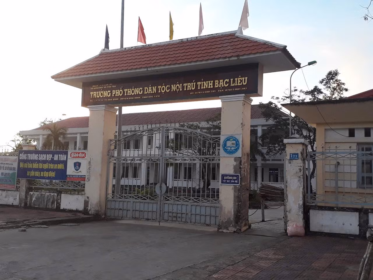 Trường Phổ thông DTNT Bạc Liêu (xã Hòa Bình, tỉnh Cà Mau).