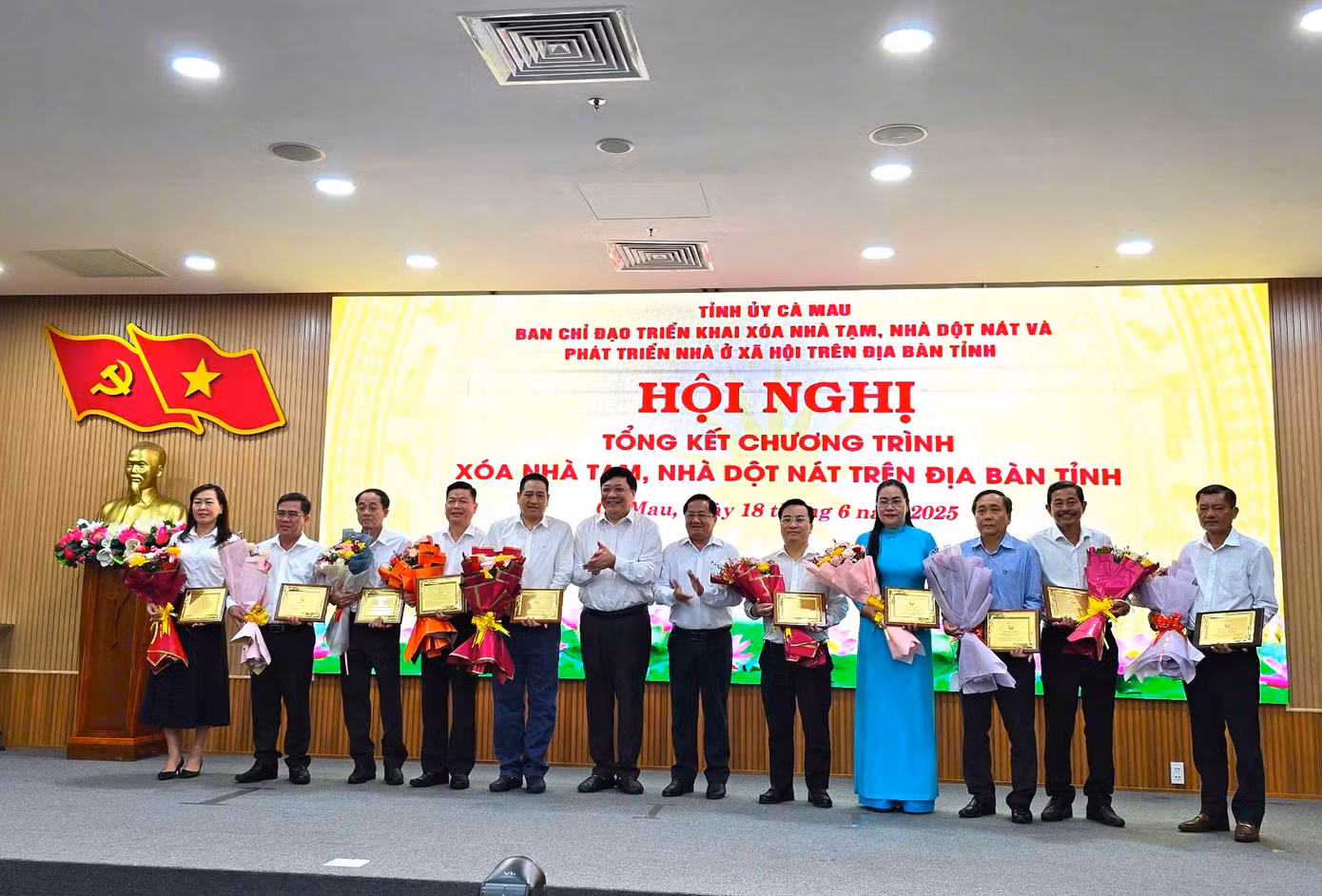 Chủ tịch UBND tỉnh Cà Mau - Phạm Thành Ngại và Chủ tịch Uỷ ban MTTQ Việt Nam tỉnh Cà Mau - Lê Thanh Triều trao bảng tri ân các đơn vị hỗ trợ nguồn lực xóa nhà tạm, dột nát.