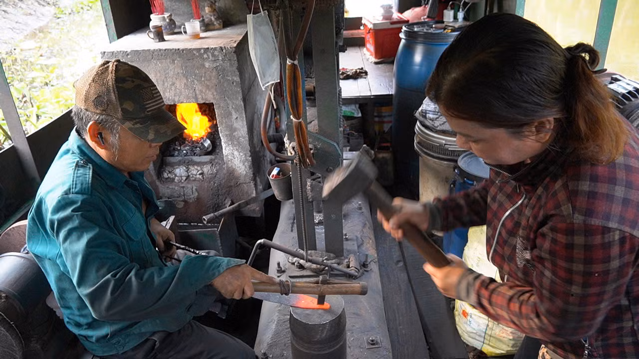 Gần 30 năm qua, ông Nguyễn Thanh Nhân cùng vợ là bà Trần Thị Thúy Phượng vẫn “rày đây mai đó” trôi dạt từ miệt Hậu Giang xuống tới Cà Mau mưu sinh bằng nghề rèn dạo, từ làm dụng cụ, nông cụ, hoặc đơn giản chỉ mài dao kéo theo nhu cầu.