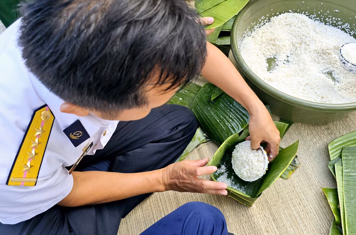Cán bộ, chiến sĩ Hải quân thể hiện tay nghề gói bánh chưng.