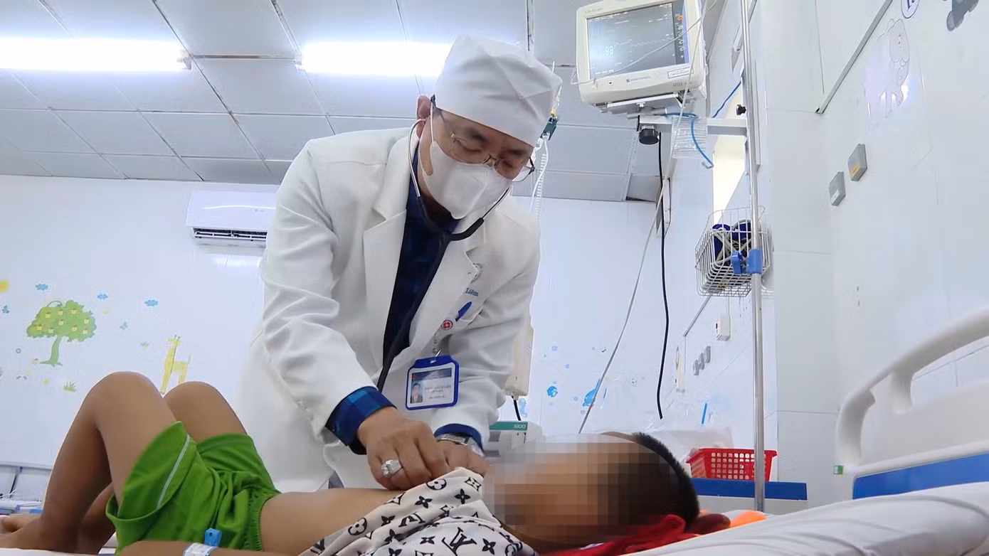 Bác sĩ thăm khám cho một trường hợp trẻ nhập viện điều trị tại khoa Nhi, Bệnh viện Đa khoa tỉnh Bạc Liêu
