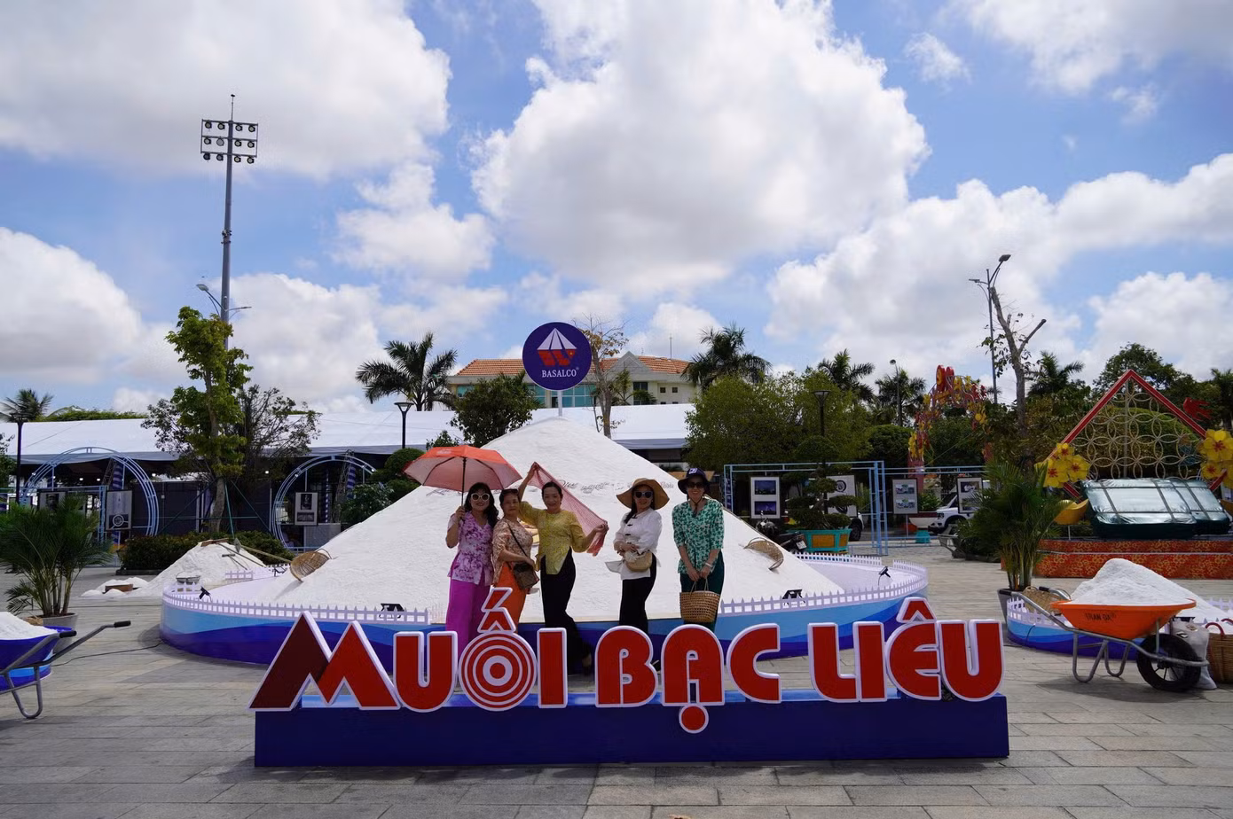 Núi muối tại festival thu hút nhiều du khách chụp hình.
