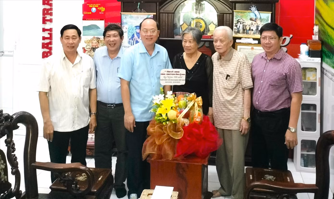 Bí thư Tỉnh ủy Cà Mau - Nguyễn Hồ Hải (người thứ 3 từ trái sang), đến thăm nhà báo Phạm Văn Tri (Bảy Minh).