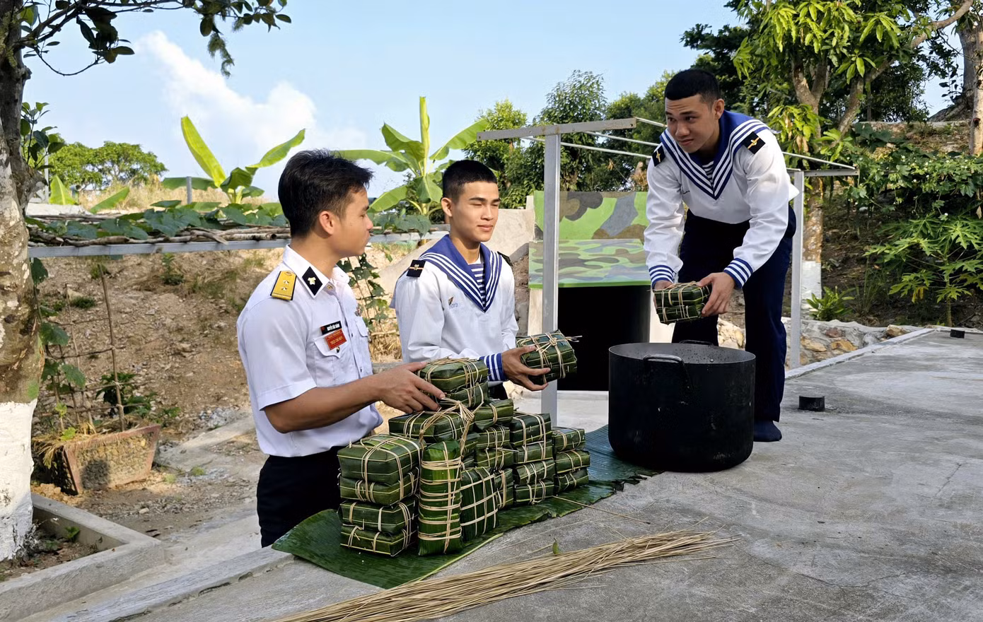 Bánh chưng là món ăn không thể thiếu trong mỗi dịp đón Tết Nguyên đán của cán bộ chiến sĩ.