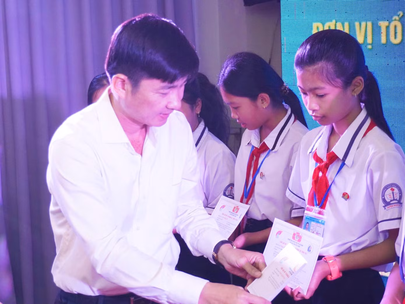 Anh Nguyễn Hoàng Đạo - Bí thư Tỉnh Đoàn Cà Mau trao học bổng cho các em học sinh.