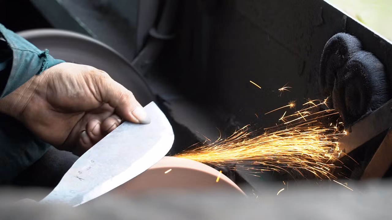 Nghề làm lò rèn trên sông xuất phát từ làng rèn ở huyện Phụng Hiệp, Hậu Giang. Ban đầu họ phục vụ tại chỗ, nhập hàng cho mối lái đi bán dạo, sau phương tiện phát triển, họ dần trang bị các lò rèn lên ghe để đi làm dạo, phục vụ khách tận nhà. Hàng trăm lò rèn di động từ đây tỏa đi khắp các tỉnh miền Tây hành nghề.