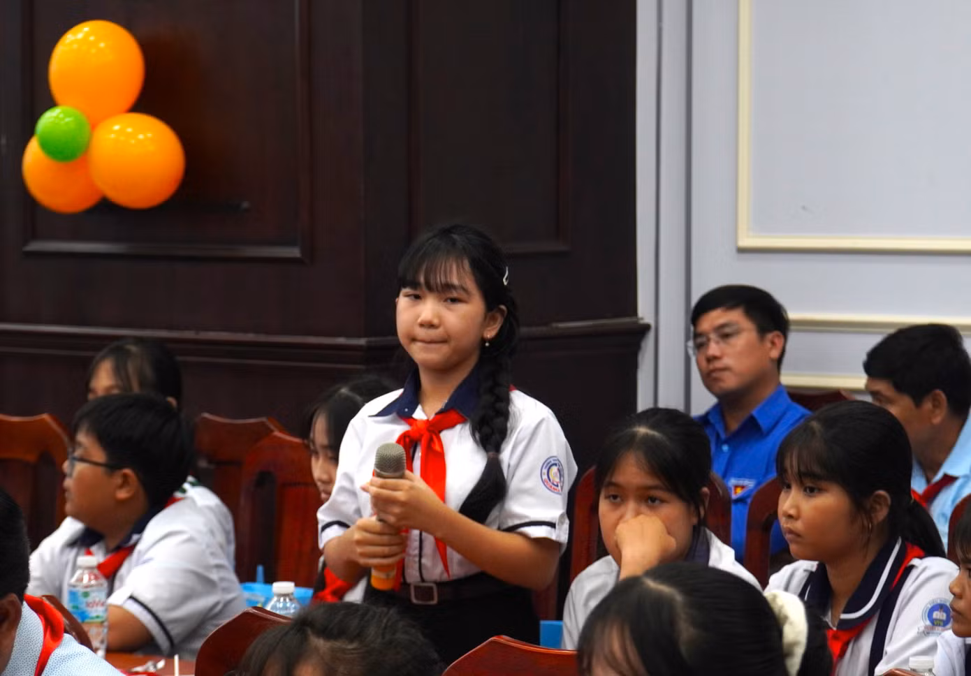 Em Phạm Ngọc Tuyết Nhi đặt vấn đề làm cách nào để ngăn chặn việc sản xuất sữa giả trên thị trường hiện nay?