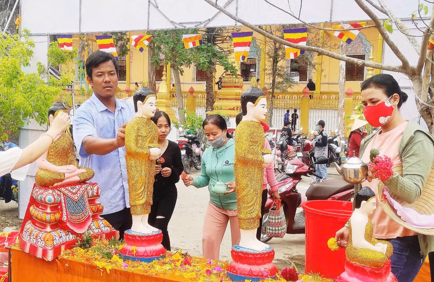 Tết cổ truyền Chôl Chnăm Thmây của đồng bào Khmer Nam Bộ năm 2025 diễn ra vào 3 ngày 14 - 16/4.
