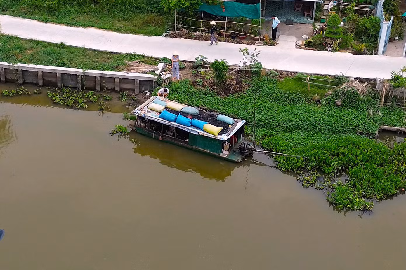 Trên những khúc sông ở Cà Mau, thỉnh thoảng vẫn nghe tiếng rao “Lò rèn Nhân Cần Thơ đây” vang lên, làm sống lại ký ức của bao người xưa, về những lò rèn dạo từng rất thịnh hành trên vùng sông nước miền Tây.