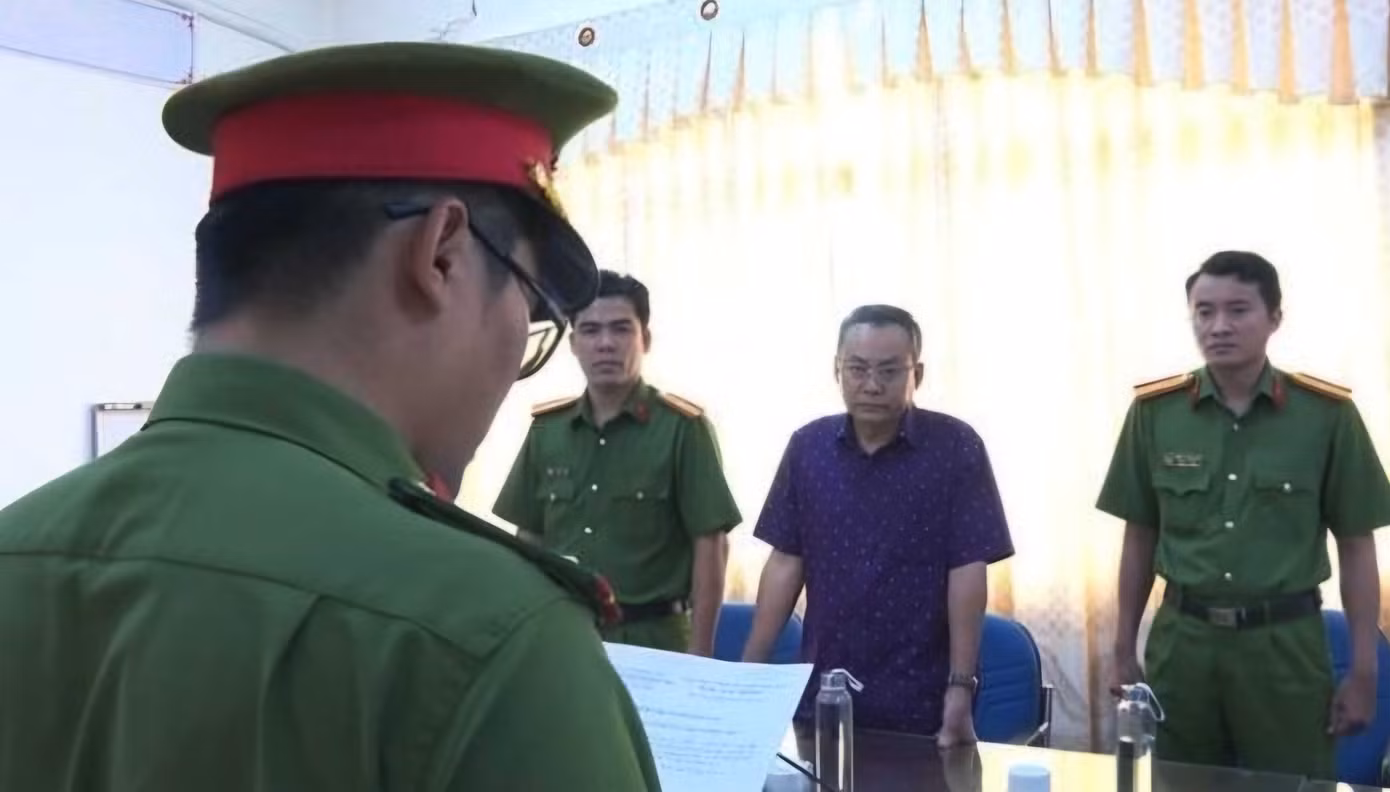 Cơ quan CSĐT Công an tỉnh Bạc Liêu tống đạt quyết định tố tụng đối với Huỳnh Thanh Phong.