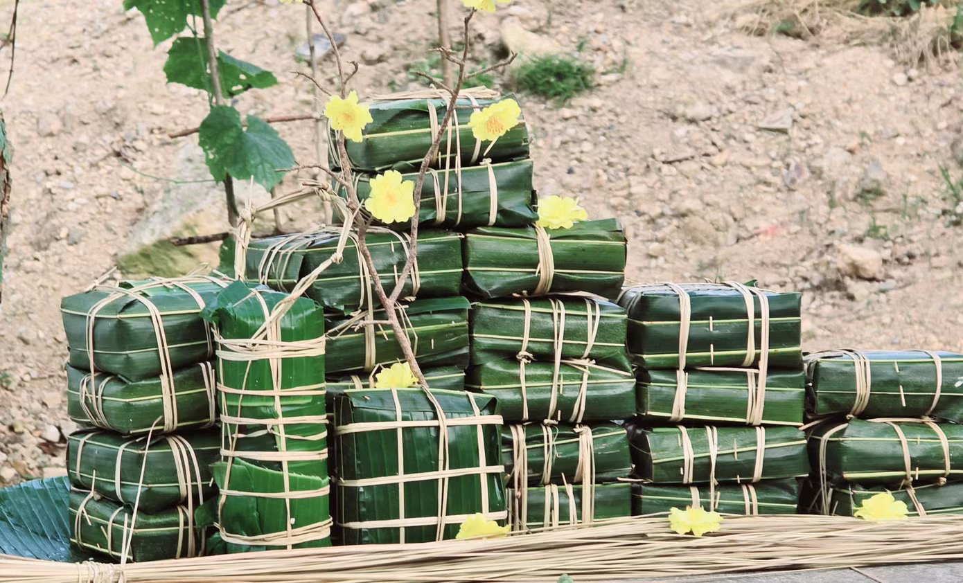 Hoạt động gói bánh chưng giúp các cán bộ, chiến sĩ làm nhiệm vụ nơi đảo xa có một cái Tết sum vầy.