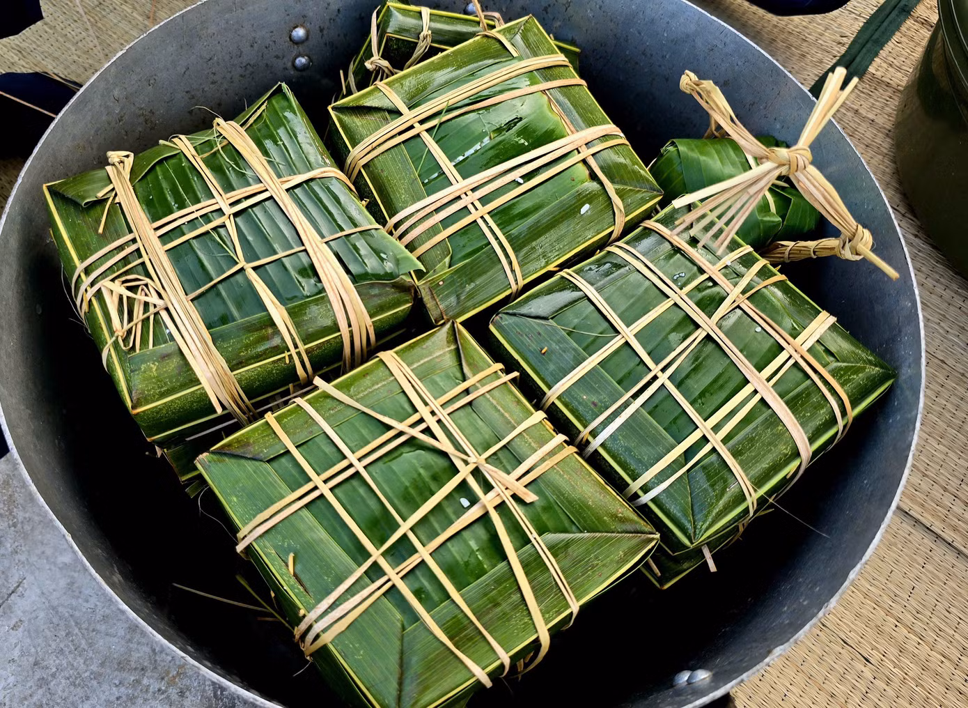 Thời gian để luộc một chiếc bánh cỡ nhỏ là khoảng 5 tiếng, với chiếc bánh lớn thì sẽ cần nhiều thời gian hơn.