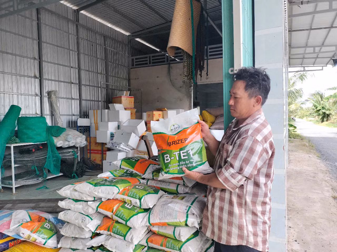 Ông Danh chủ động thu lại toàn bộ số lúa giả nhãn hiệu đã bán, chấp nhận chịu lỗ để giữ uy tín.