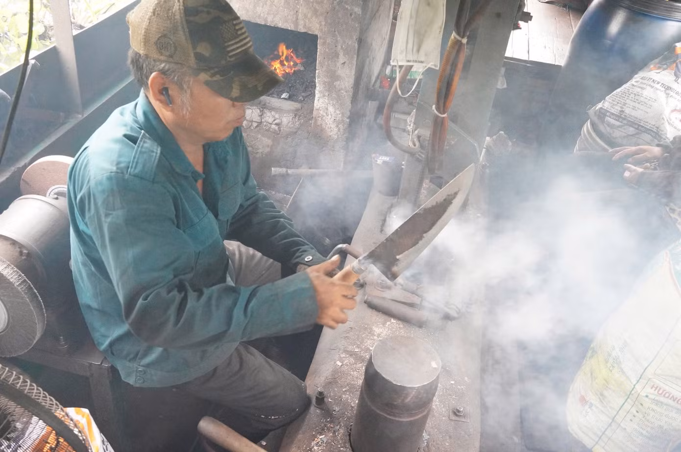Ông Nguyễn Thanh Nhân (ngụ ở huyện Phụng Hiệp, tỉnh Hậu Giang) chia sẻ: “Làm dao mới thì đập, mài, chui (luyện), nhưng quan trọng nhất là lúc chui trong lửa phải kinh nghiệm lâu năm mới canh chuẩn xác. Nghề này con mắt còn sáng vẫn còn làm được”.