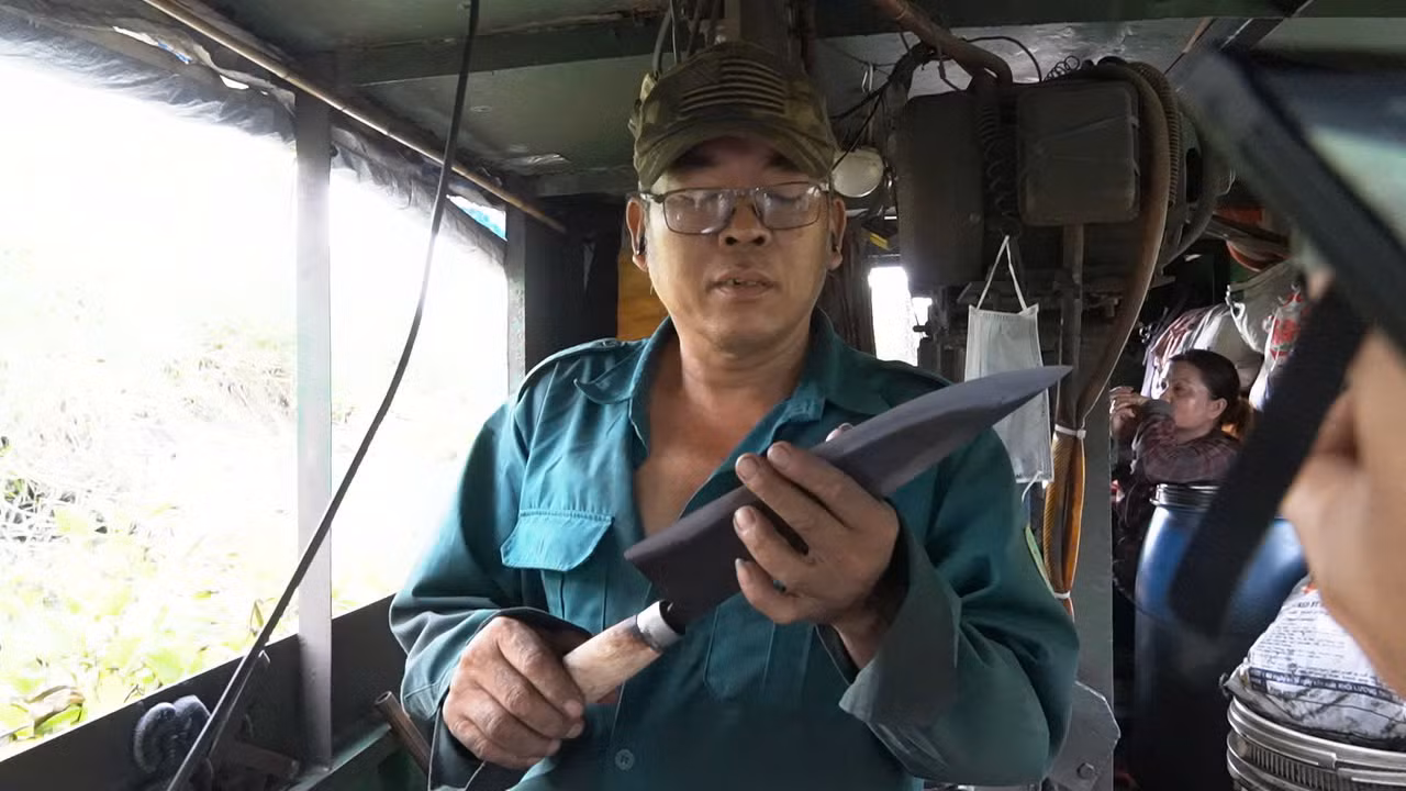 Chiếc ghe bằng sắt (chẹt) là phương tiện mưu sinh cũng là nhà của hai vợ chồng ông Nhân. Vì đi trên sông, nên lò rèn của ông Nguyễn Thanh Nhân phải canh theo con nước.