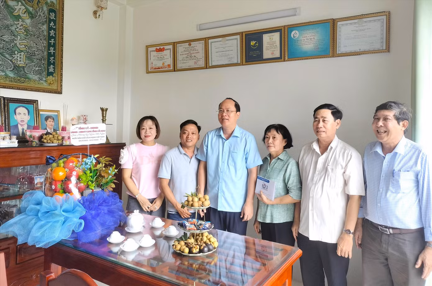 Bí thư Tỉnh ủy Cà Mau - Nguyễn Hồ Hải (thứ 3 từ trái sang) chụp ảnh lưu niệm cùng gia đình liệt sĩ, nhà báo Trần Ngọc Hy dịp kỷ niệm 100 năm Báo chí cách mạng Việt Nam.