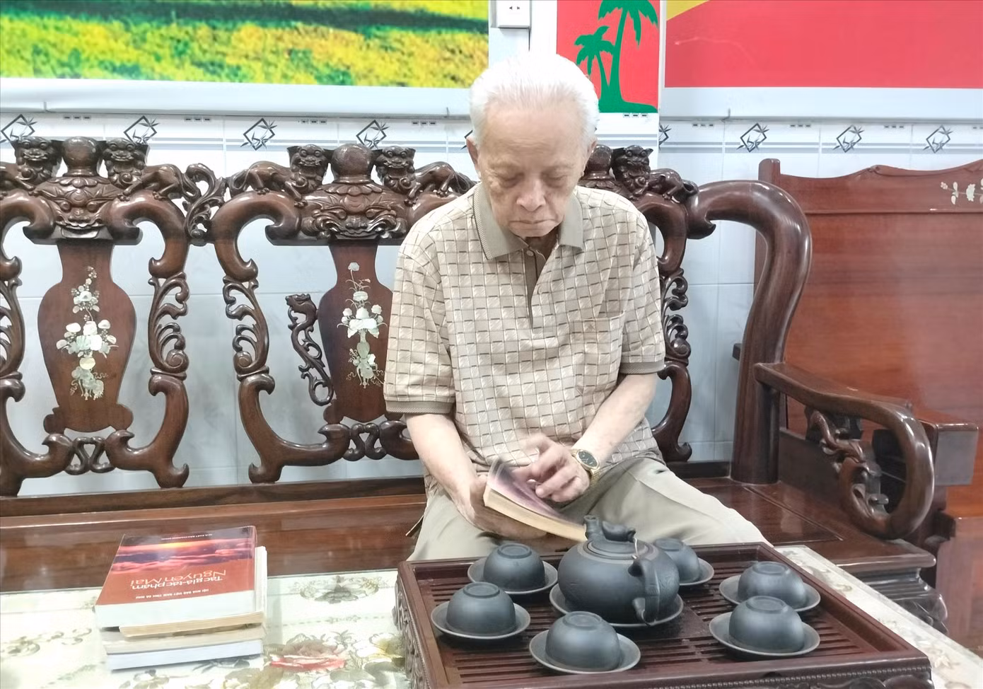 Nhà báo Phạm Văn Tri vẫn giữ thói quen đọc sách, báo hằng ngày.