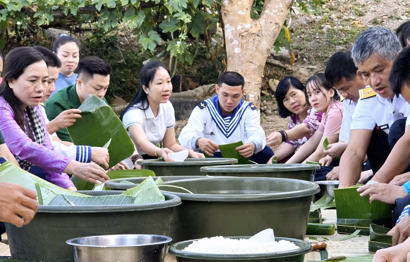 Năm nay, hoạt động gói bánh đông vui hơn bởi sự tham gia của các thành viên đoàn công tác từ đất liền.