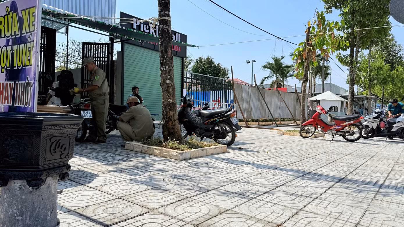 UBND phường 1 rào chắn, đóng chốt, ngăn chặn hành vi vi phạm hành chính của ông Tính.