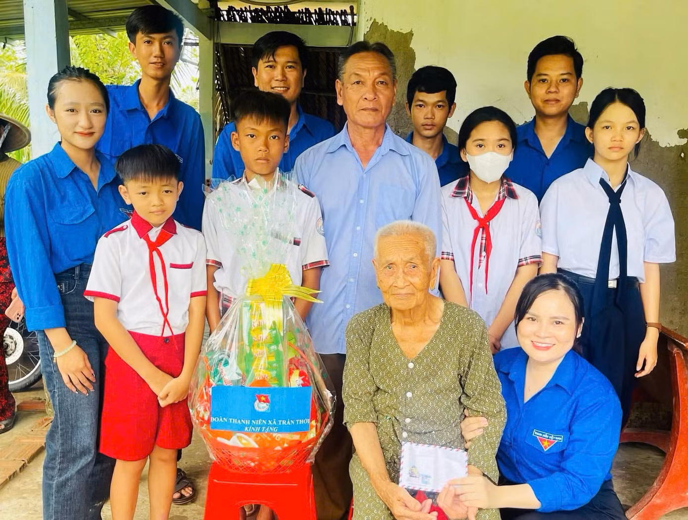 Chị Trần Thị Muội (bìa phải) cùng đoàn viên thanh niên thường xuyên thăm hỏi và tặng quà cho Mẹ Việt Nam anh hùng Nguyễn Thị Thuấn nhân các dịp lễ, tết. Ảnh nhân vật cung cấp.