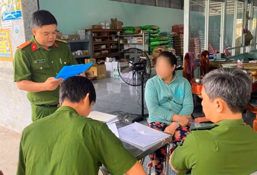 Đoàn kiểm tra đang làm việc với cơ sở. Ảnh: Công an Cà Mau.