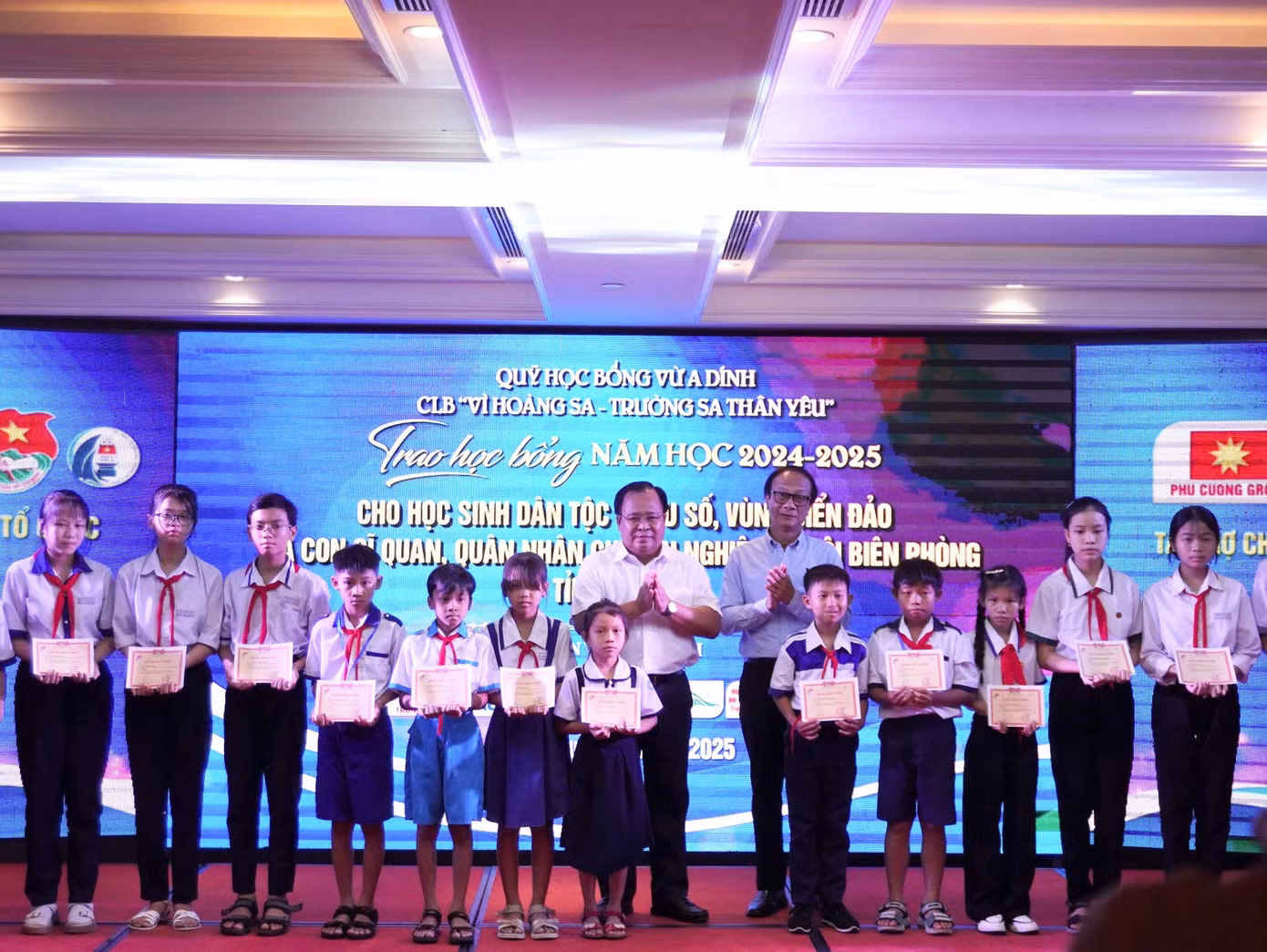 230 suất học bổng được trao cho học sinh khó khăn tại Cà Mau.