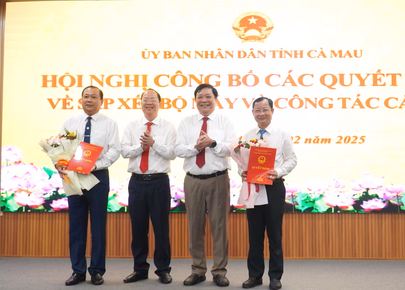 Lãnh đạo UBND tỉnh Cà Mau trao quyết định bổ nhiệm cho ông Nguyễn Quốc Thanh (bên phải) và ông Nguyễn Văn Đen (bên trái) giữ chức Giám đốc và Phó Giám đốc Sở Văn hoá, Thể thao và Du lịch tỉnh Cà Mau.