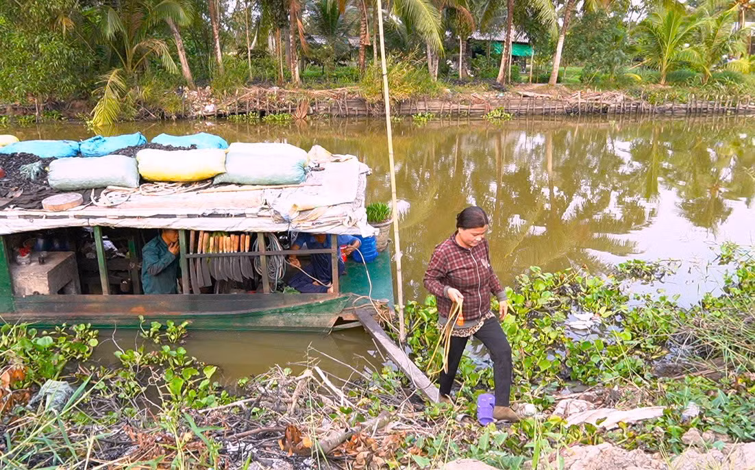 Lò rèn của ông Nguyễn Thanh Nhân đi một vòng khoảng 1 - 2 tháng mới trở về chỗ cũ, mỗi năm vợ chồng ông đi rong ruổi khoảng 4 lần. Vì thế, bà con ai cũng tranh thủ đem kéo, búa, dao... ra mài, rèn một lượt.