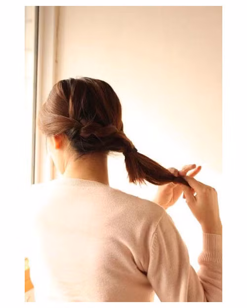 Để xõa tóc và chải mượt Lấy một phần tóc bên trái tết xuôi xuống Sau đó cột lại bằng chun hơi lệch sang bên cho điệu nhé! Tiếp theo, bạn tách đôi tóc ra và lộn phần đuôi tóc lên trên rồi luồn xuống dưới Phần đuôi tóc cuốn gọn lại hướng lên trên và lấy kẹp tăm, ghim chắc Và đây là kết quả của chúng ta. Hãy sử dụng thêm những phụ kiện như nơ, kẹp hoa xinh xắn để cài lên tóc.