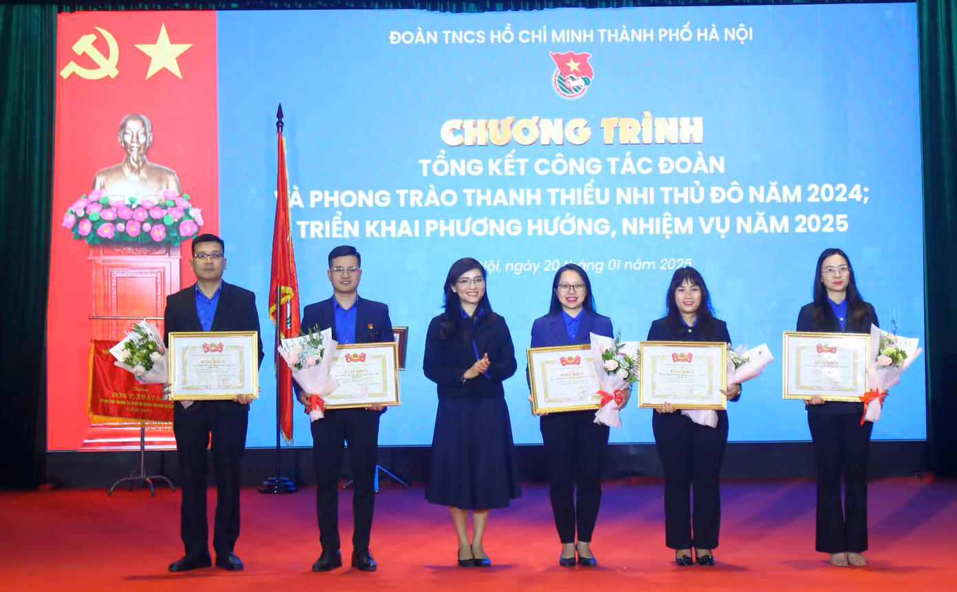 Chị Hồ Hồng Nguyên, Trưởng ban Thanh niên Trường học T.Ư Đoàn, Phó Chủ tịch thường trực T.Ư Hội SVVN trao tặng khen thưởng tại chương trình