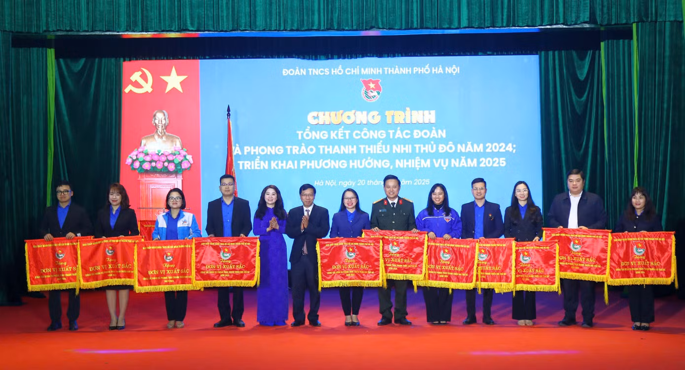 Thành Đoàn Hà Nội trao Cờ thi đua xuất sắc cho 11 đơn vị.