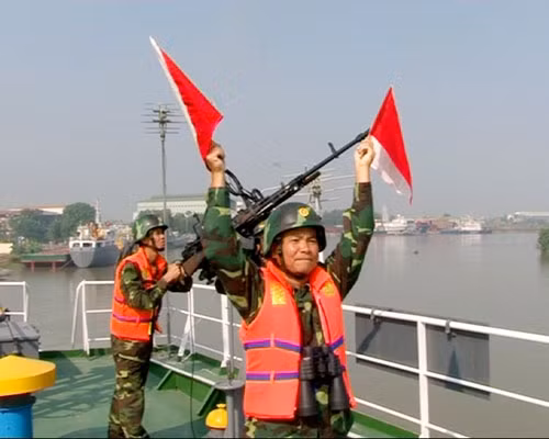Thiếu tá QNCN Tống Văn Kết, nhân viên thông tin được lệnh ra tín hiệu đề nghị các tàu trong biên đội phối hợp chi viện