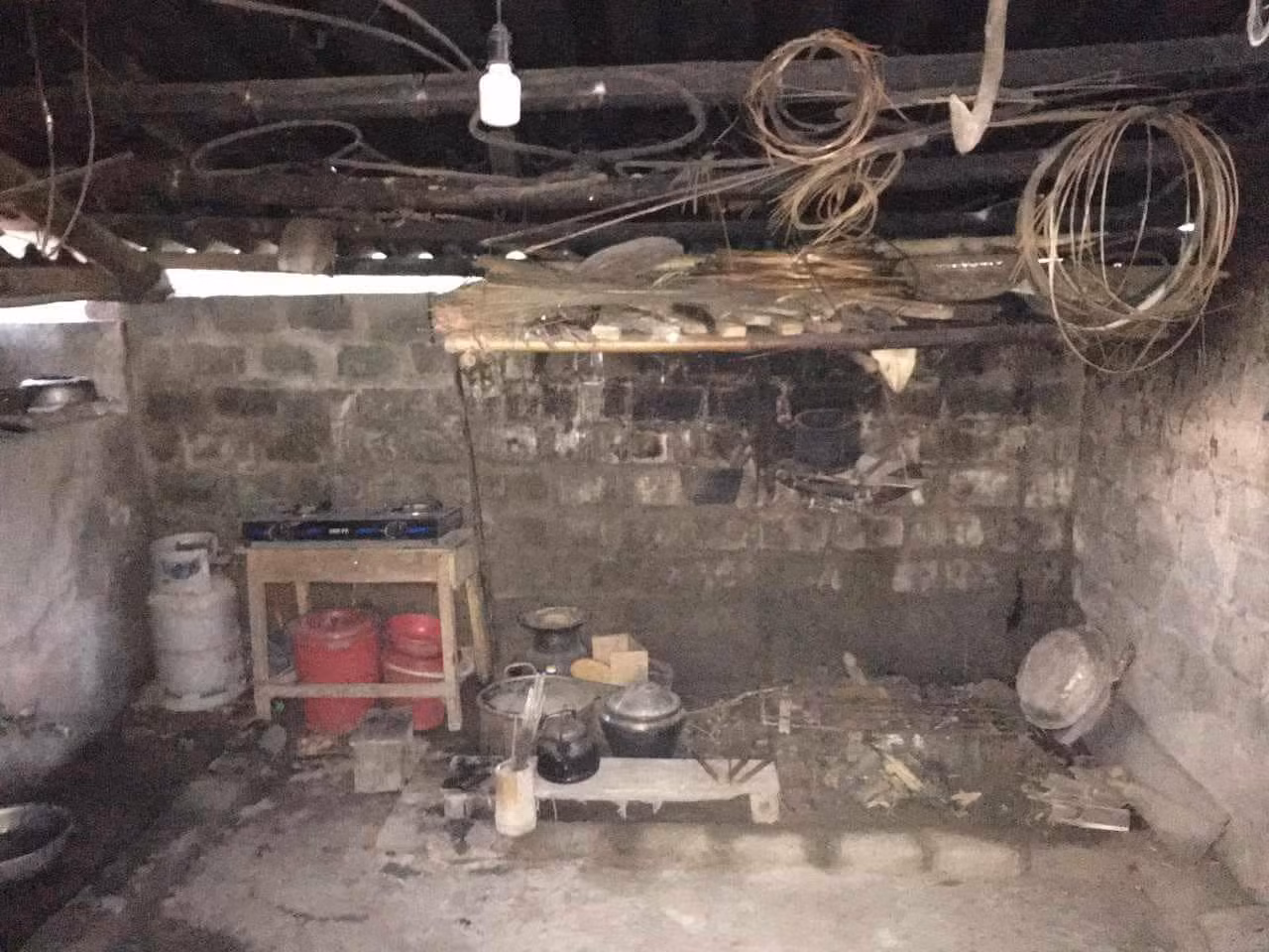 Ngôi nhà tranh vách đất là nơi nuôi chí lớn của Dũng. (Ảnh: Xã Đoàn Gia Mô)