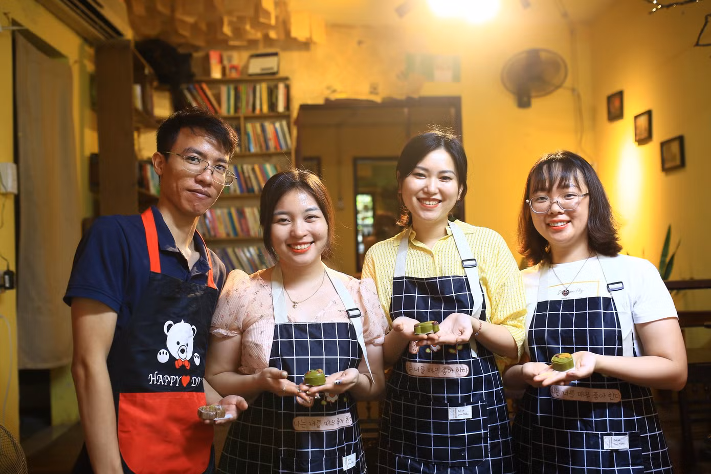 Các bạn trẻ được tự tay làm những chiếc bánh theo ý thích của riêng mình thông qua các workshop làm bánh Trung Thu.