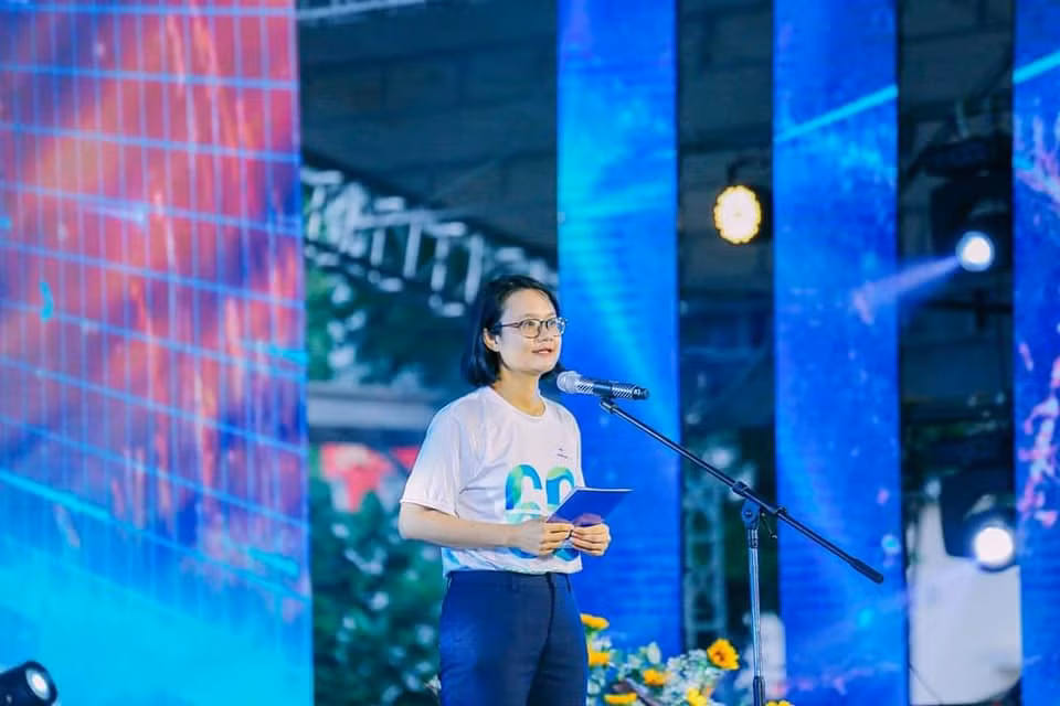 Chị Trần Thu Hà – Phó Bí thư Thành Đoàn TP. HCM, Chủ tịch Hội Sinh viên TP. HCM gửi gắm thông điệp tại chương trình hưởng ứng chiến dịch 'Giờ Trái đất' 2023.