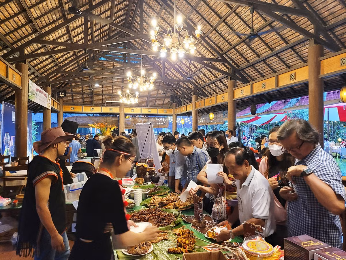 Nhiều món ăn ba miền có trong lễ hội lần này.