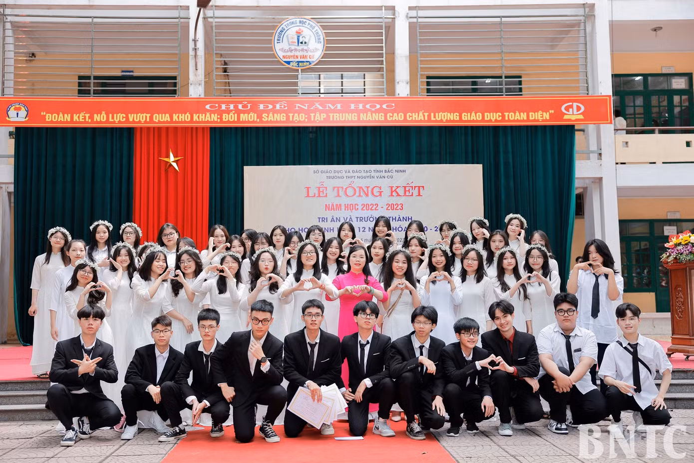 Khôi Nguyên (thứ tư hàng thứ nhất, từ trái sang) cùng với cô giáo và các bạn cùng lớp. (Ảnh: Bắc Ninh toàn cảnh)
