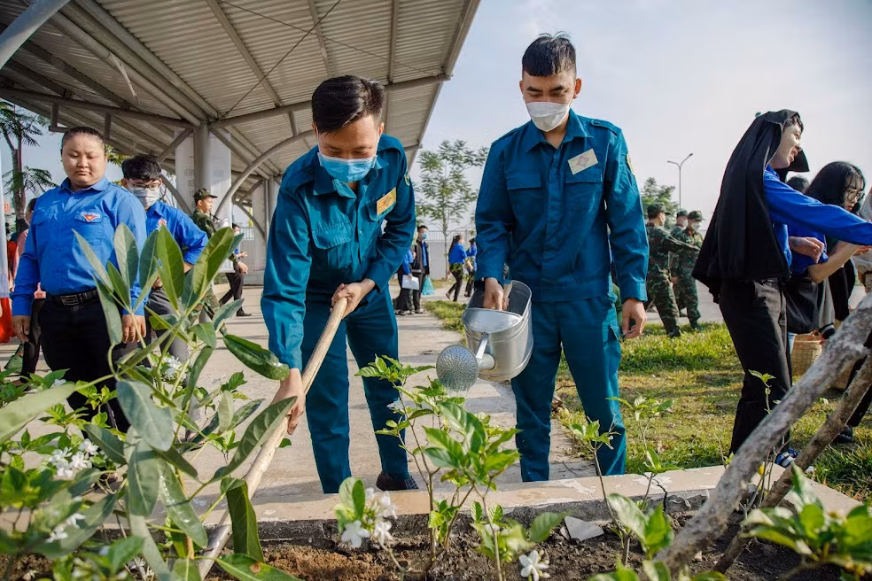 Đoàn viên, thanh niên cùng trồng cây tại lễ phát động. (Ảnh: TLTĐ)