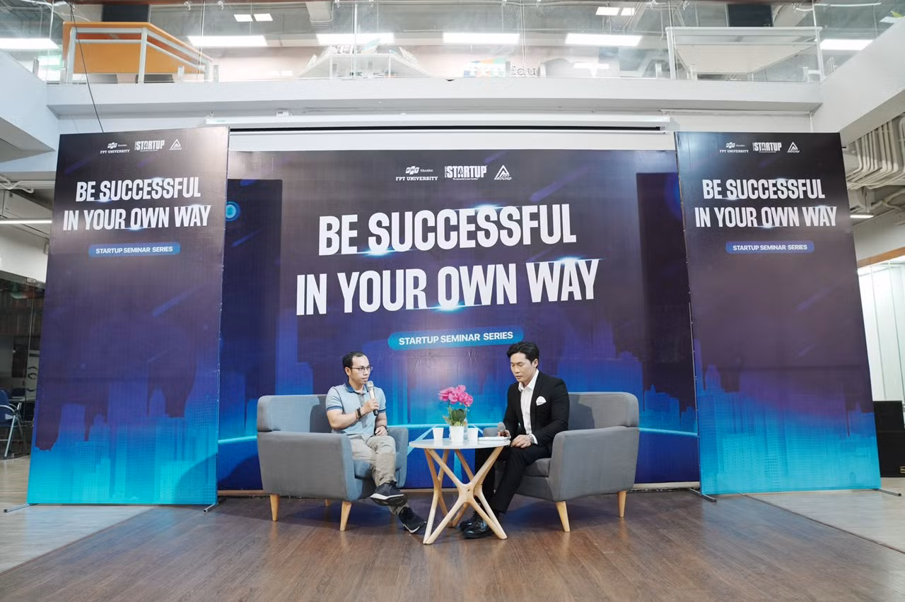 Diễn giả Lê Anh Tiến - CEO Công ty cổ phần công nghệ Chatbot Việt Nam chia sẻ tại buổi 'talk show'.