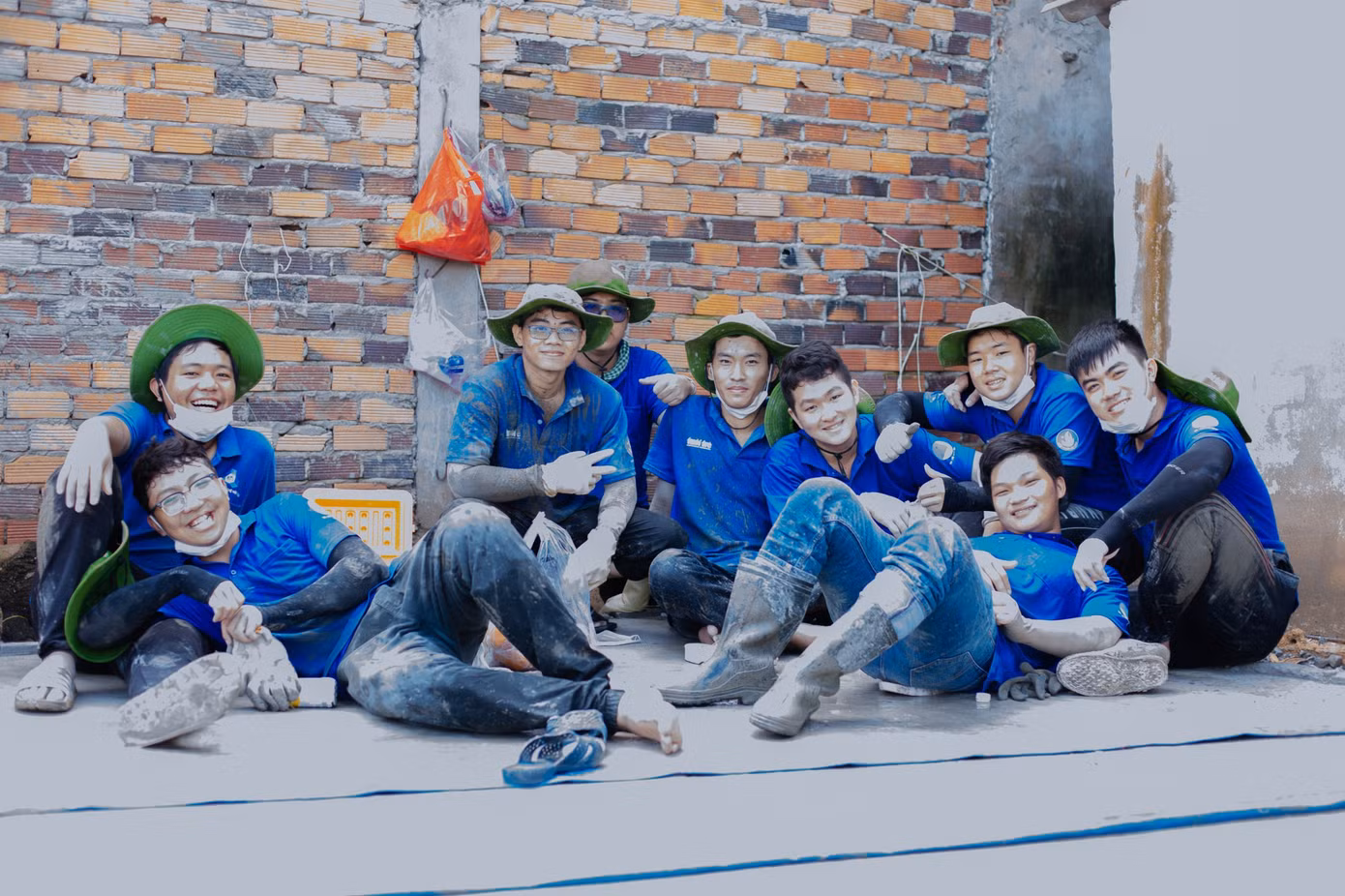 Đội hình sinh viên tình nguyện trường ĐH Bách khoa (ĐHQG TP. HCM) thực hiện sân chơi thiếu nhi trên đảo Thạnh An.