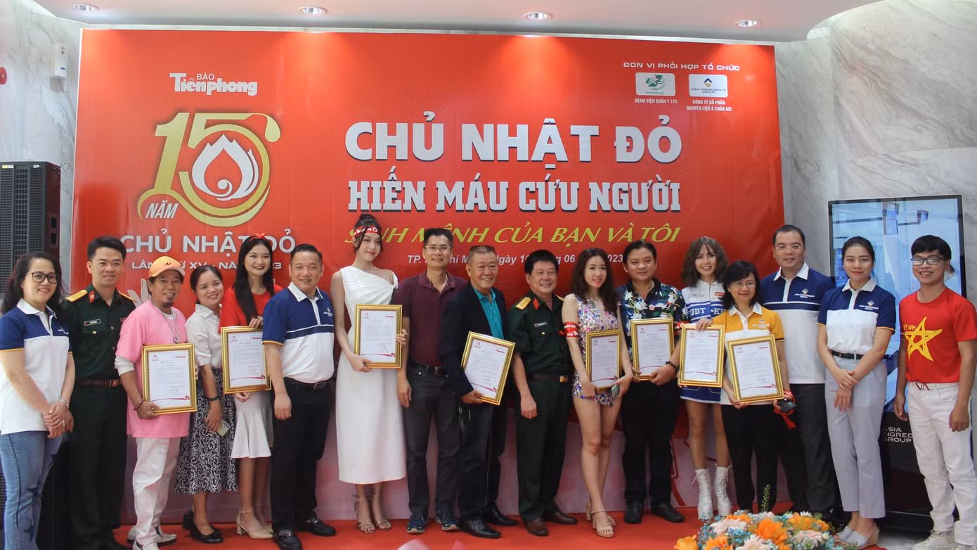 Đại diện Ban Tổ chức chụp hình cùng các khách mời, ca sĩ tham gia chương trình.